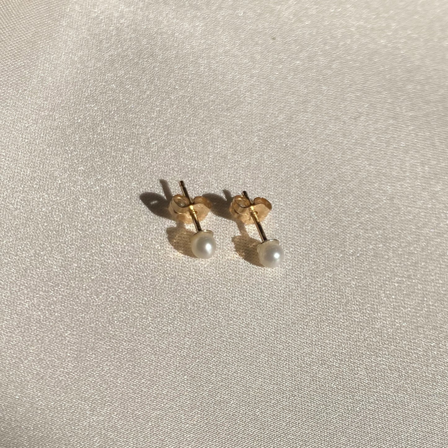 Pequeños pendientes de perlas