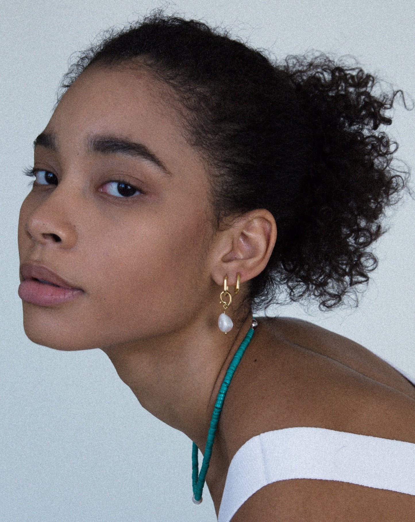 Aros de enebro de 14 quilates