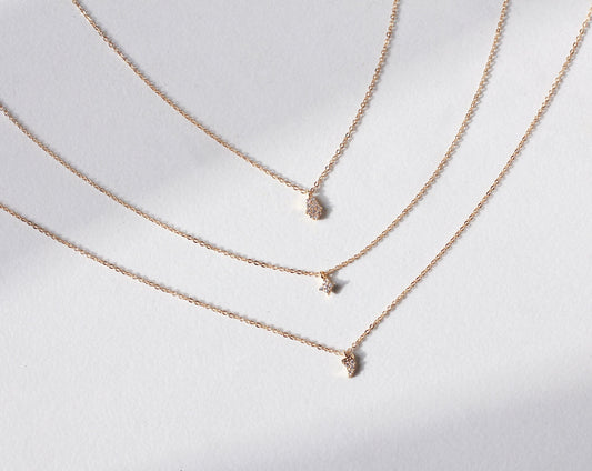 Collar con dije de circonita cúbica pequeña